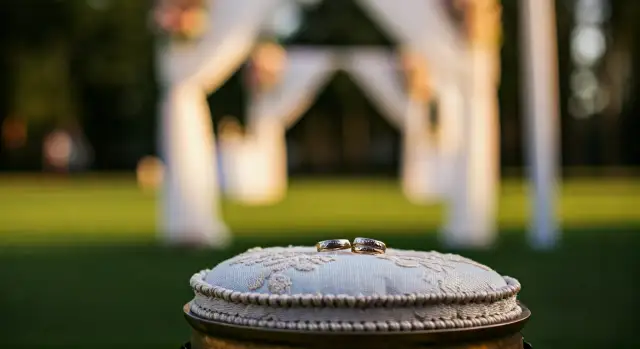 Kto podaje obrączki na ślubie cywilnym? Praktyczny poradnik