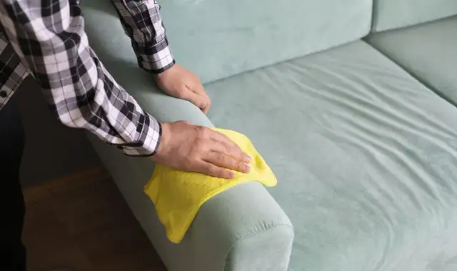 Jak usunąć plamy z kanapy? Sprawdzone metody i triki eksperta