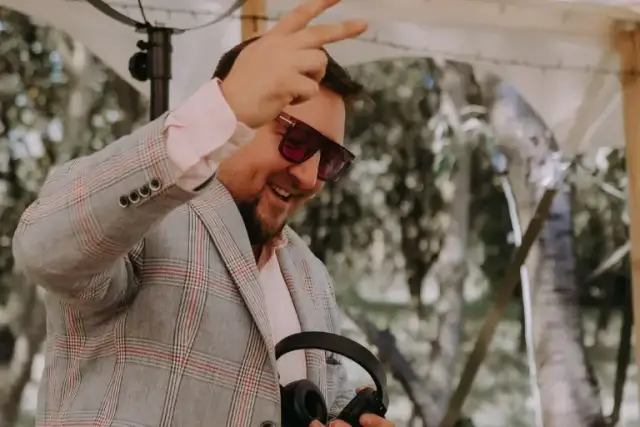Ile zarabia dj na weselu? Zaskakujące stawki i czynniki wpływające na ceny