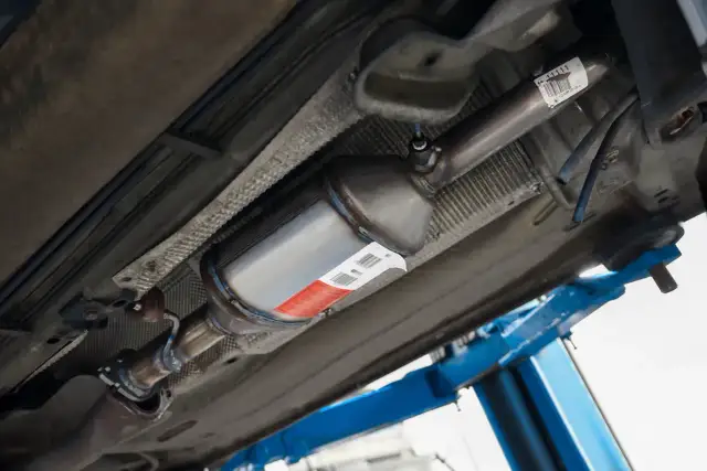Podwozie auta z widocznym elementem układu wydechowego, który może być DPF. Sprawdź, jak sprawdzić czy auto ma DPF.