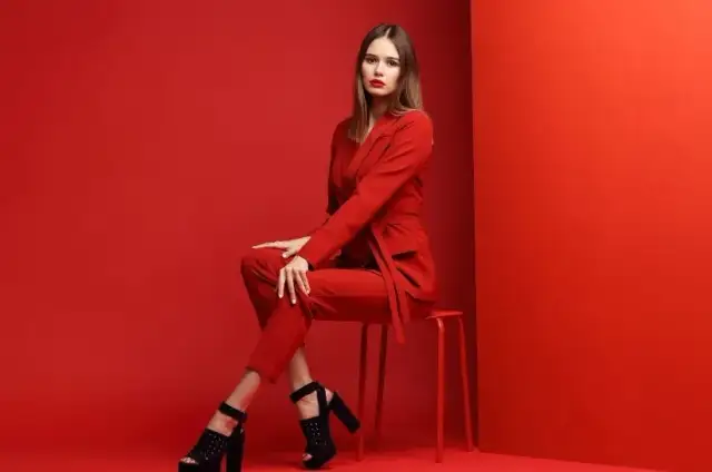 Buty do czerwonego kombinezonu: Jak stworzyć stylizację idealną?