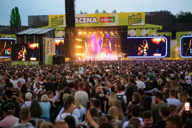 Tłum ludzi na koncercie podczas Łódź Summer Festival. Na scenie artystka, a nad nią wielkie ekrany z jej wizerunkiem.