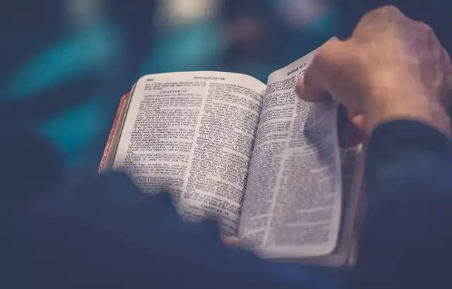 Jak czytać Biblię instrukcja, aby zrozumieć jej głębię i przesłanie