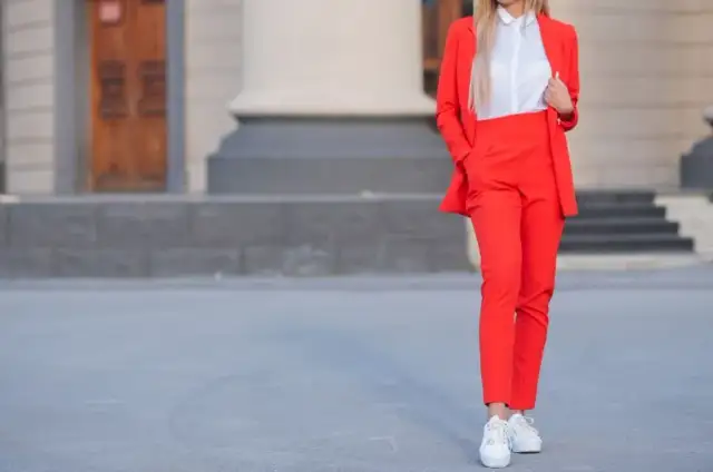 Jaką koszulę do czerwonych spodni wybrać, by wyglądać stylowo?