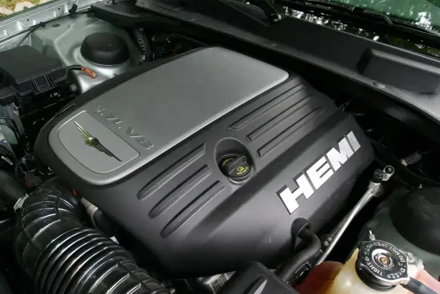 Opinie o Chrysler 300C: jaki silnik wybrać, aby uniknąć problemów?