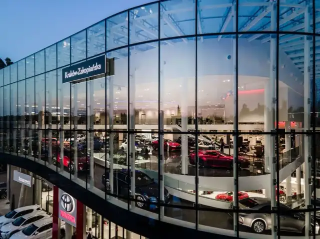 Pierwszy salon Toyoty w Polsce: historia, otwarcie i znaczenie