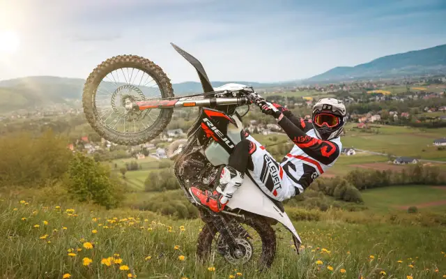 Enduro: Co to znaczy? Twój start w teren motocykl czy rower?