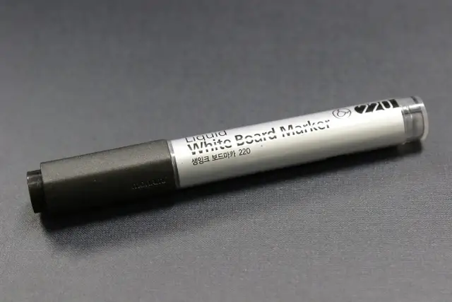 Biały marker tablicowy Monami 220. Zastanawiasz się, czym zmyć marker z plastiku? Ten marker jest przeznaczony do tablic, więc powinien łatwo zejść.