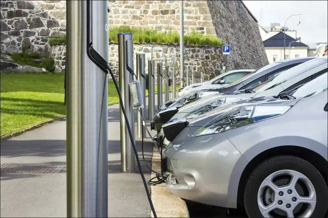 Ile kosztuje przejechanie 100 km samochodem elektrycznym? Zaskakujące dane!