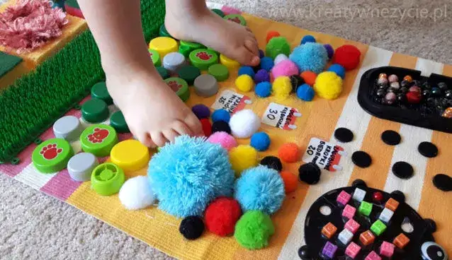 Mata sensoryczna DIY: Jak stworzyć idealną matę dla rozwoju dziecka?