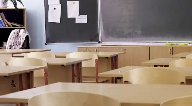 Pusta klasa z ławkami i tablicą. W 1999 roku wprowadzono gimnazja w Polsce.