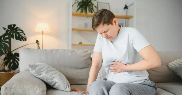 Objawy bólu trzustki: Kiedy to sygnał alarmowy? Nie ignoruj!