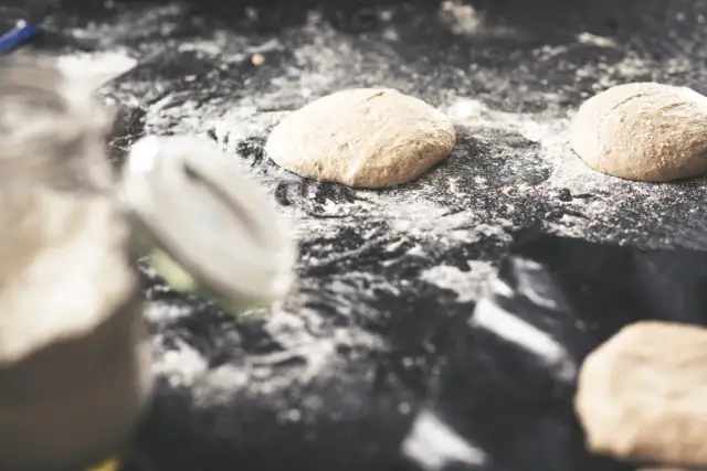 Ile drożdży na pół kilo mąki do pizzy, aby uniknąć zakalca?