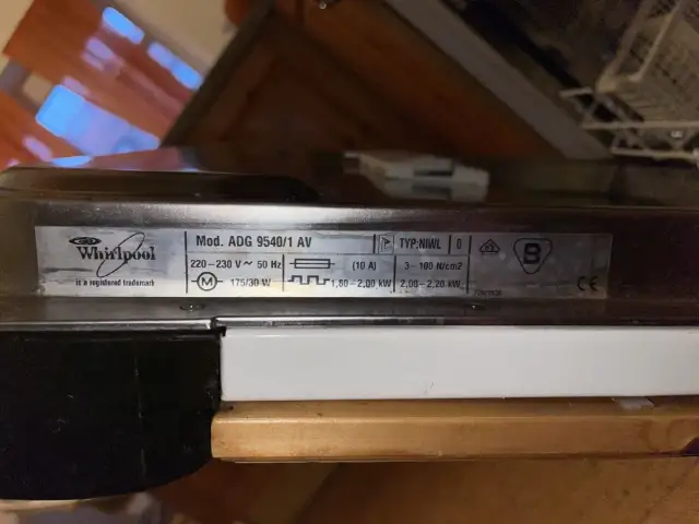 Tabliczka znamionowa zmywarki Whirlpool ADG 9540/1 AV. Informacje o zasilaniu i mocy pomogą Ci dowiedzieć się, jak włączyć zmywarkę Whirlpool.