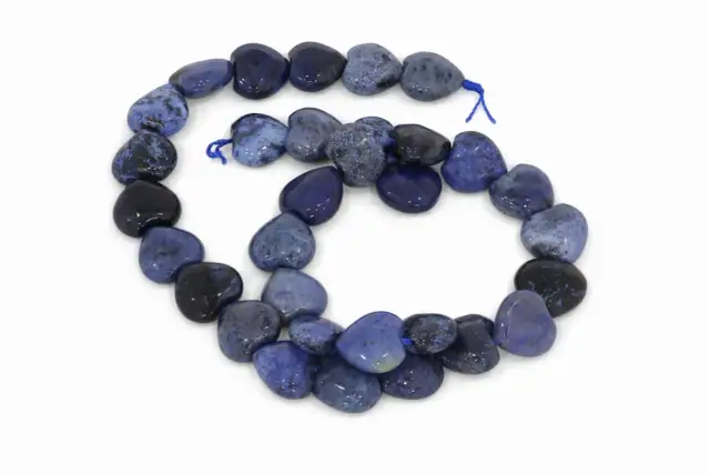 Herzförmige Dumortierit-Steine, ideal zum Basteln. Wenn Sie Dumortierit kaufen möchten, sind diese wunderschönen blauen Perlen eine tolle Wahl.