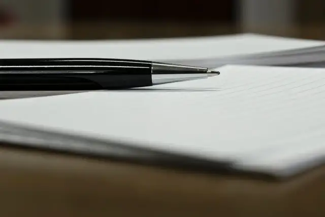 Czarny długopis na papierze w linie, gotowy do podpisania ważnego upoważnienia.