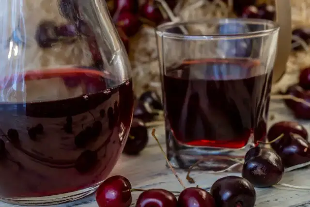 Domowe wino z wiśni: prosty przepis krok po kroku