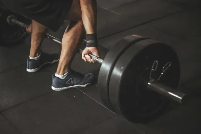 Ile kcal spala trening siłowy? Liczby, EPOC i trwały metabolizm