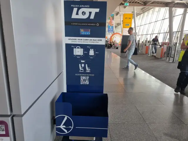 Czy na lotnisku Chopina jest waga? Uniknij opłat za nadbagaż
