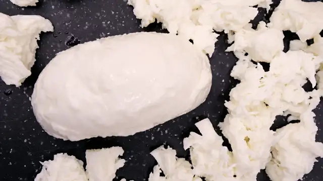 Czy mozzarella jest dietetyczna? Odkryj prawdę o jej kaloriach i zdrowiu