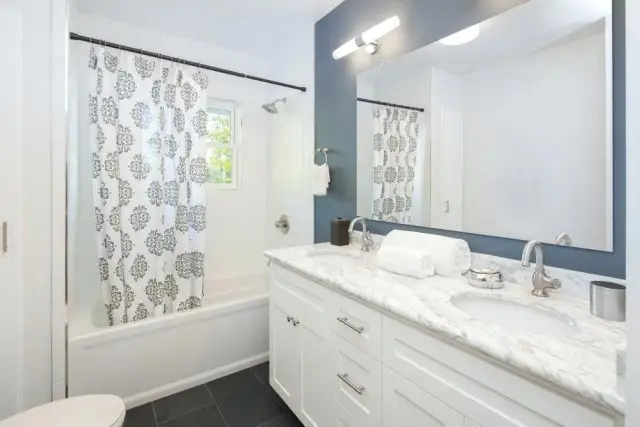 Cortinas de baño: ¿Mampara o cortina? Elige, instala y mantén