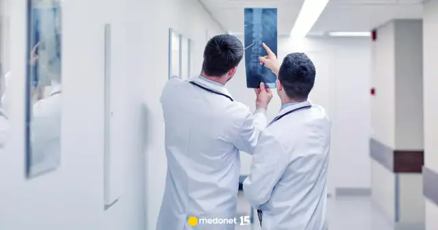 Ból kręgosłupa: ortopeda czy neurolog? Wybierz właściwego lekarza!