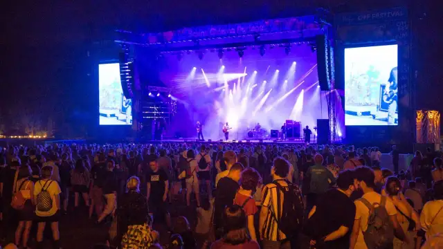 Tłum ludzi na koncercie OFF Festival 2026. Na scenie zespół w świetle reflektorów, a obok wielki ekran z transmisją.