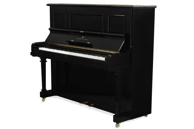Czarny fortepian pionowy Steinway & Sons. Różnica między pianinem a fortepianem jest widoczna w budowie i rozmiarze.
