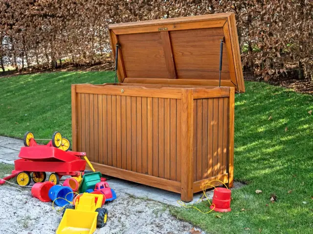 Plac zabaw DIY: Bezpieczny drewniany raj w ogrodzie jak to zrobić?