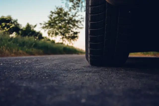 Co to jest asfalt? Poznaj właściwości i zastosowanie tego materiału