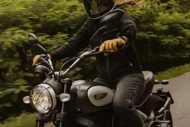 Jak zmieniać biegi w motocyklu? Poradnik krok po kroku