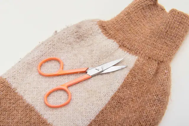 Jak skrócić sweter? 3 metody DIY i kiedy iść do krawcowej