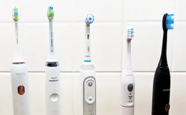 Pięć szczoteczek sonicznych różnych marek: SOOCAS, Philips Sonicare, Oral-B i Smilesonic. Jaka szczoteczka soniczna będzie najlepsza?