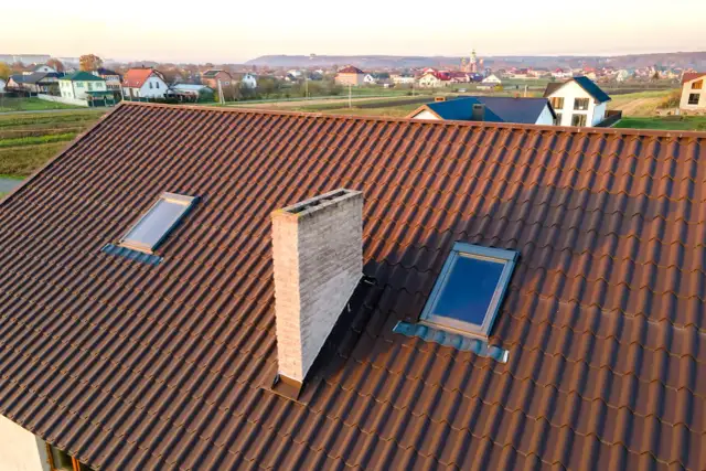 Dachówka ceramiczna, dwa okna dachowe i komin. Czy wybicie okna wymaga pozwolenia na budowę?