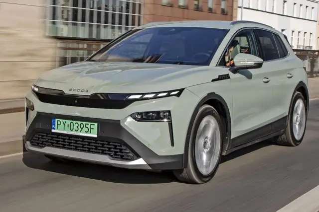 Nowa Skoda Elroq w kolorze miętowym przemierza miejskie ulice, prezentując nowoczesny design i elektryczną moc.
