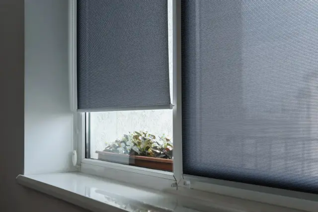 Rolety rzymskie czy plisy: co lepsze do małego okna w bloku?