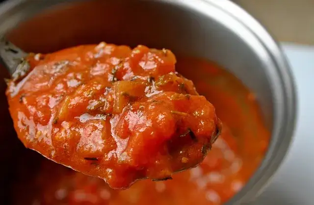 Ile kalorii ma zupa pomidorowa z makaronem i śmietaną? Sprawdź teraz!