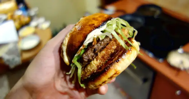 Domowy burger jak z McDonald's: Przepis na kultowy smak