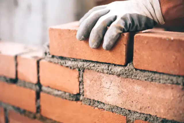 Jak długo schnie zaprawa murarska? Odkryj kluczowe czynniki wpływające na czas schnięcia