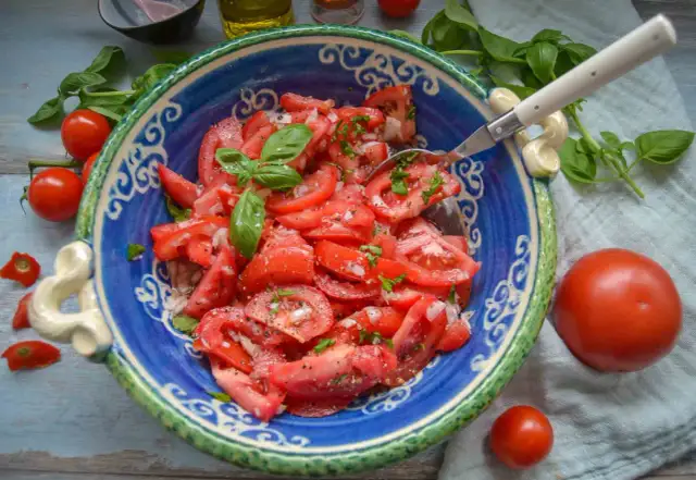 Frischer Tomatensalat mit Zwiebeln und Basilikum, ein einfaches tomatensalat rezept.