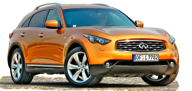 Pomarańczowy **Infiniti samochód** z chromowanymi detalami i felgami stoi na tle białej przestrzeni.