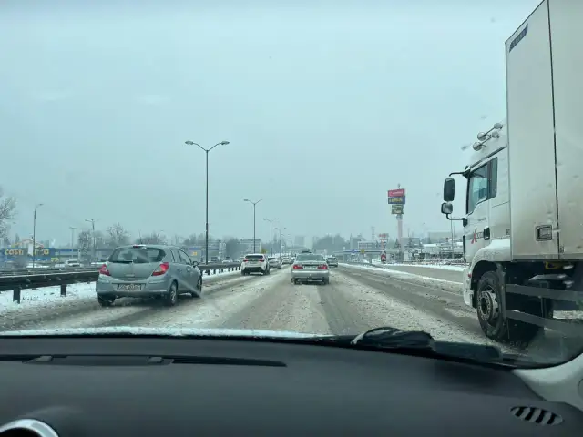 Śnieg na drodze w Katowicach. Ciężarówka i samochody w korku. Informacje drogowe Katowice.