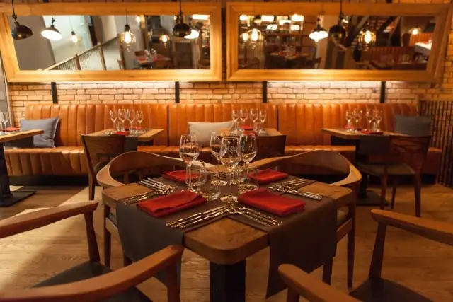 Elegancko nakryty stół w restauracji, idealne miejsce, gdzie zjeść w Bochni.