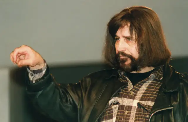Czesław Niemen, jakby śpiewał "Sen o Warszawie tekst", z zaciśniętą pięścią i charakterystyczną fryzurą.