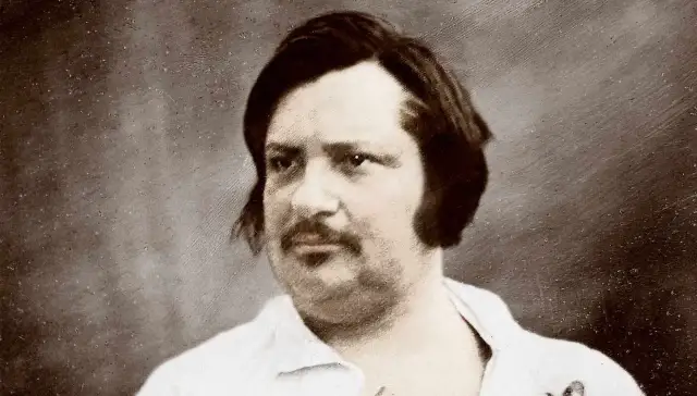 Portret Honoriusza de Balzaca w białej koszuli, z ciemnymi włosami i wąsami.