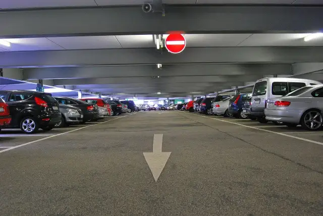 Gdzie zaparkować we Władysławowie? Najlepsze opcje parkingowe i porady