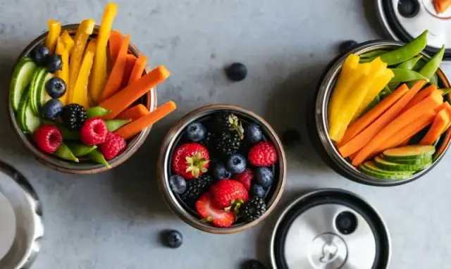 Niskokaloryczne przekąski: 100 kcal pomysłów, które pokochasz