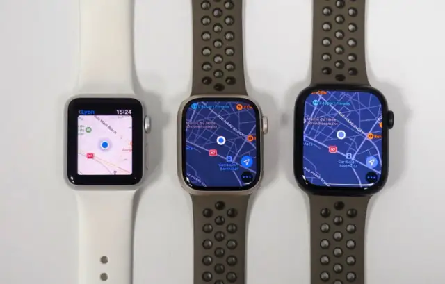 Trois Apple Watch de tailles différentes affichant une carte. La plus petite montre Lyon, les deux autres Paris.