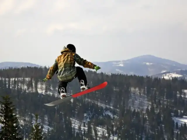 Ile kosztuje nauka jazdy na snowboardzie? Sprawdź ceny i ukryte wydatki