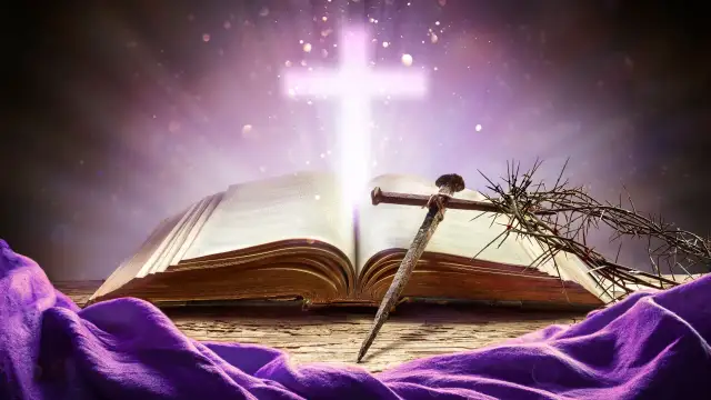 Otwarta Biblia, cierniowa korona i gwóźdź symbolizują mękę Chrystusa. Światło krzyża nad księgą przypomina o nadziei i czasie refleksji, ile trwają rekolekcje.